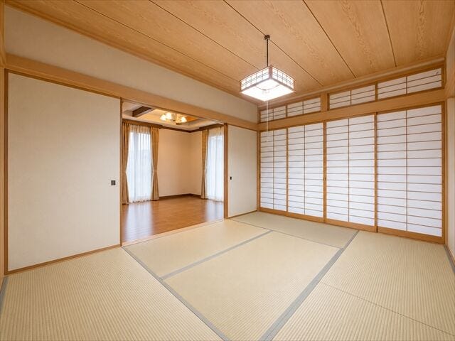 柔らかであたたかな感触の畳は
ほどよく湿気を吸ってくれるので、直接肌に触れても快適です。
お昼寝の場所にも最適です。
