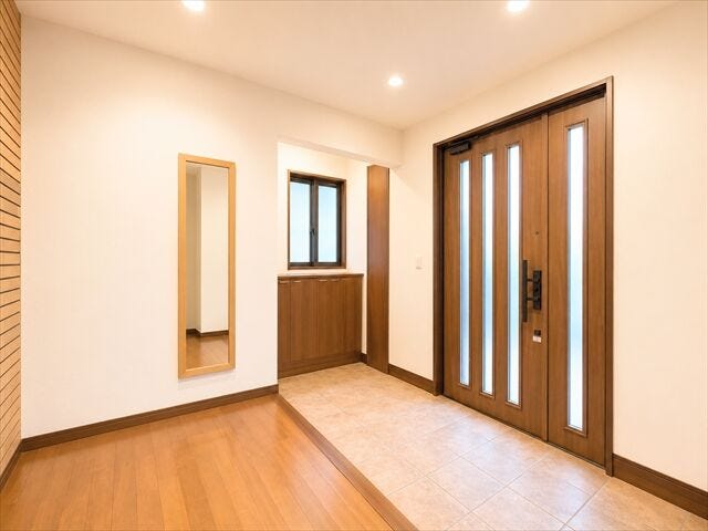 広々とした玄関が、住まいの第一印象を上質に演出。
採光の取れた明るい空間と、収納力のあるシューズボックスも魅力です。