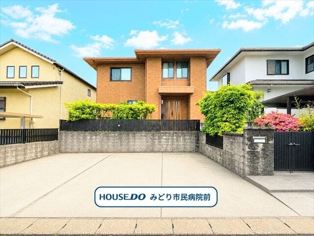 【外観】
【滝ノ水エリア】並列駐車スペース3台確保◎6LDK中古戸建になります。
名古屋市桜通線/相生山駅まで徒歩28分◎
小坂小学校まで徒歩13分(約1030m)
滝ノ水中学校まで徒歩5分(約350m)