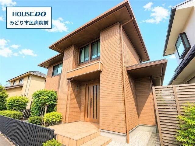 重厚感ある外観と、ゆとりを感じる佇まい。
上質な街並みに映える、存在感ある邸宅です。
