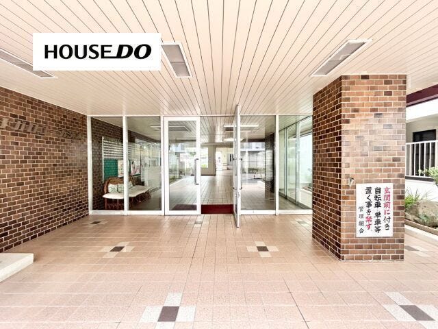 明るいエントランス。手入れの行き届いた共用部が、管理体制の良さを感じさせます。