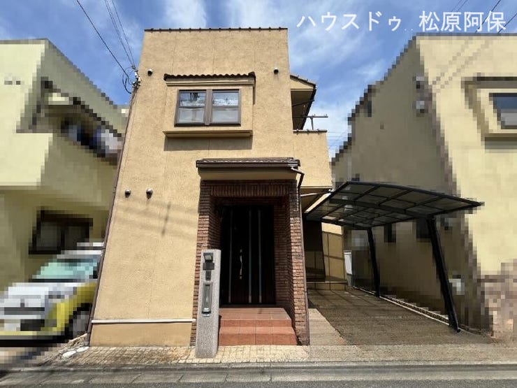 【外観】
シャープな直線美と温かみのある木目調が見事に融合したモダンな外観デザイン。住む人のこだわりとプライドを満たしてくれる美しい佇まいです。