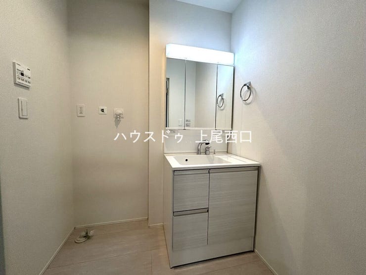 白を基調とした洗面所は明るく使い易くなっています