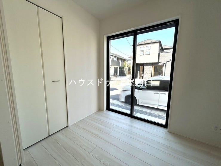 1階洋室
リビング内にあるので、お子様の遊び部屋にしても
目が届くので安心です