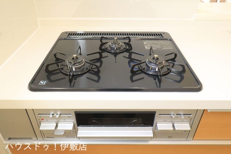 【三口ガスコンロ(同仕様写真)】
キッチンには三口ガスコンロを採用。IHでは物足りない方にはおすすめです