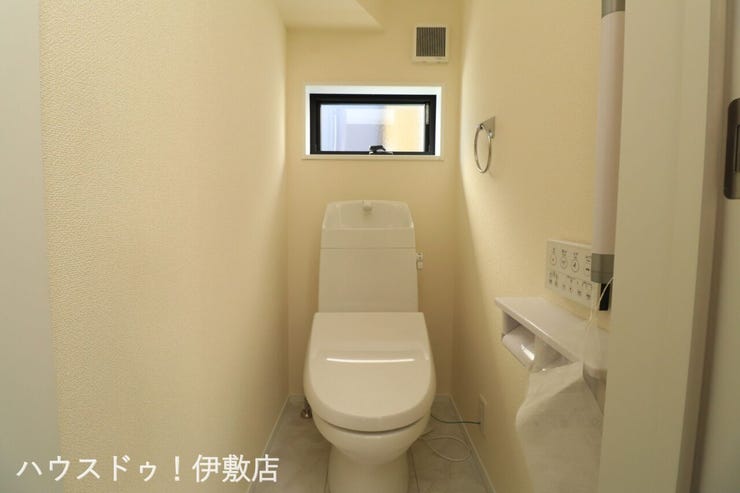 【トイレ(同仕様写真)】
ウォシュレット機能付きトイレです。
タオルリングやペーパーホルダーも完備です