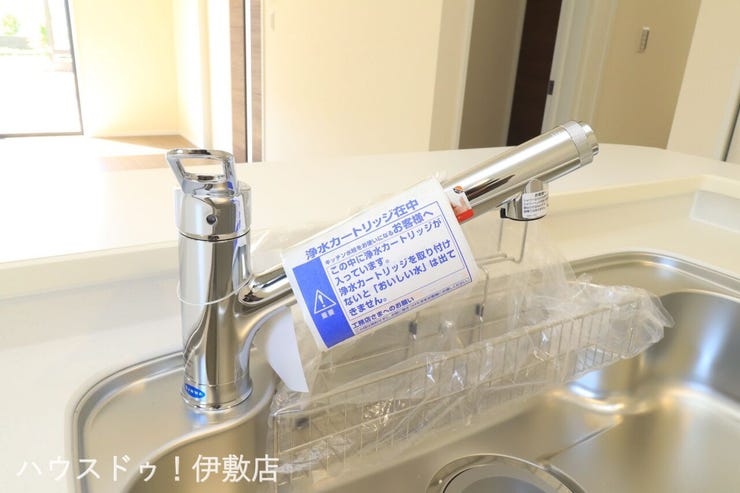 【浄水器一体型水栓(同仕様写真)】
安全で安心したお水がでてくるので、小さなお子様がいるご家庭にも安心でおいしい水がいただけます。
