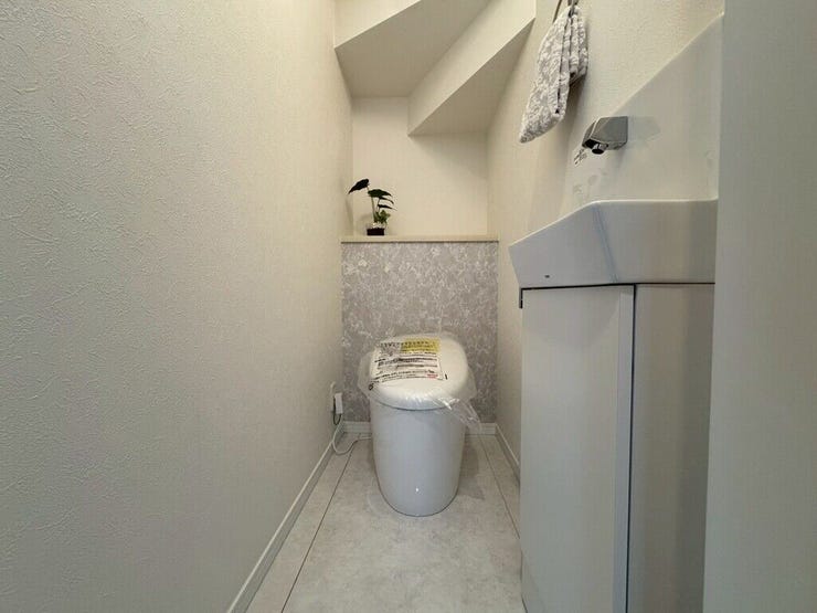 【Toilet】清潔感があり、落ち着いたデザインのトイレ。家族みんなが快適に使えます。