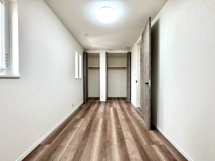【Bedroom】ベッドとデスクを置いてもゆとりのある、使い勝手の良い広さの洋室です。
