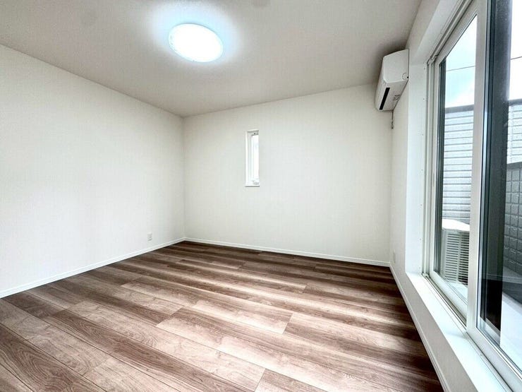 【Bedroom】ナチュラルな内装で、リラックスできる空間。寝室や書斎にも最適です。