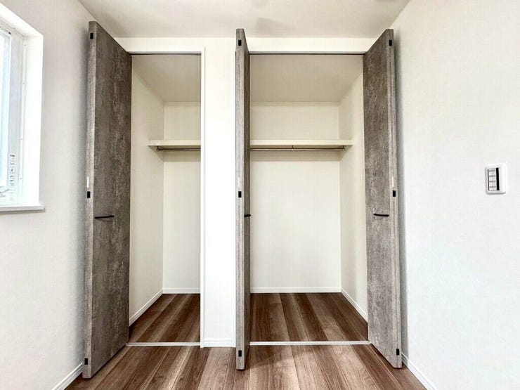 【Bedroom】クローゼット完備で収納力◎。家具の配置もしやすい機能的な洋室です。