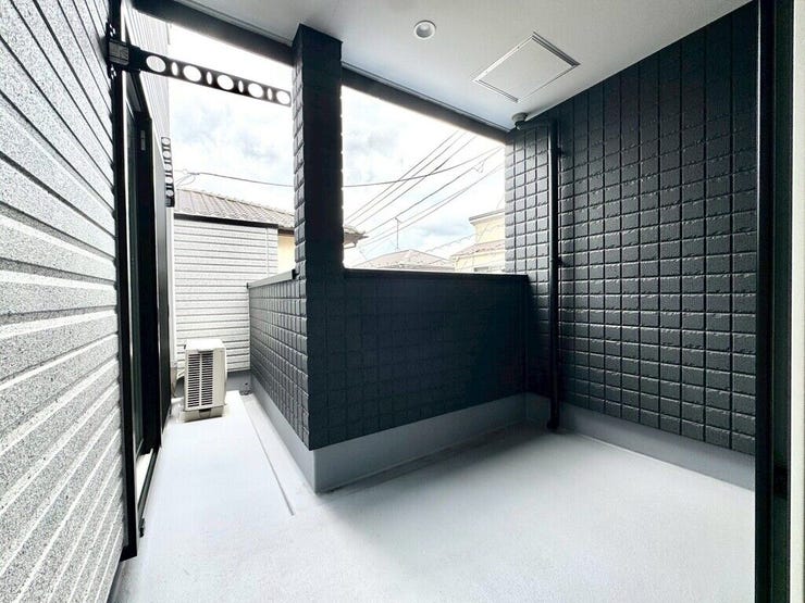 【Balcony】日当たりの良いバルコニーはお洗濯物がしっかり乾きやすく、毎日の家事にも重宝します。
