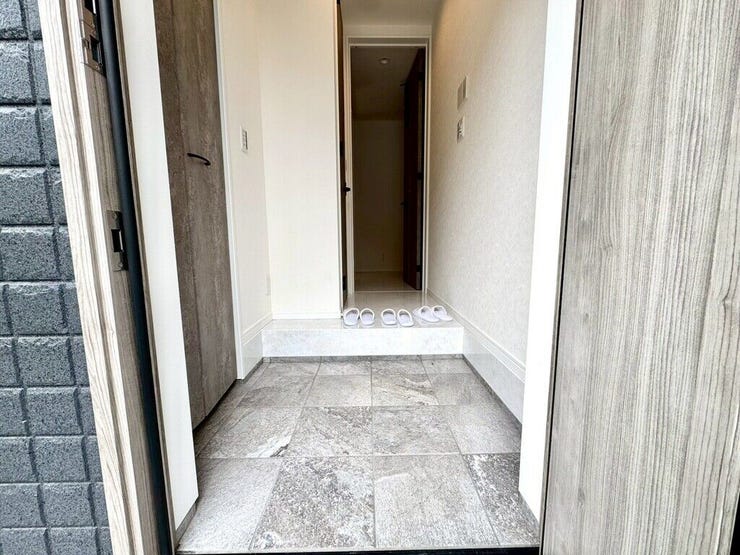 【Entrance】シューズボックス完備の玄関で、靴や小物もスッキリ収納できます。