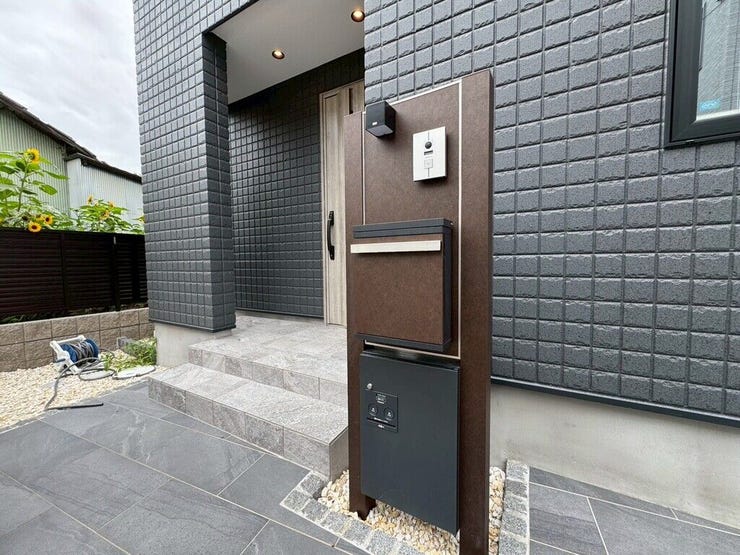 【Facilities】外出中でも荷物を受け取れる便利な宅配ボックス付き。忙しい毎日も安心です。