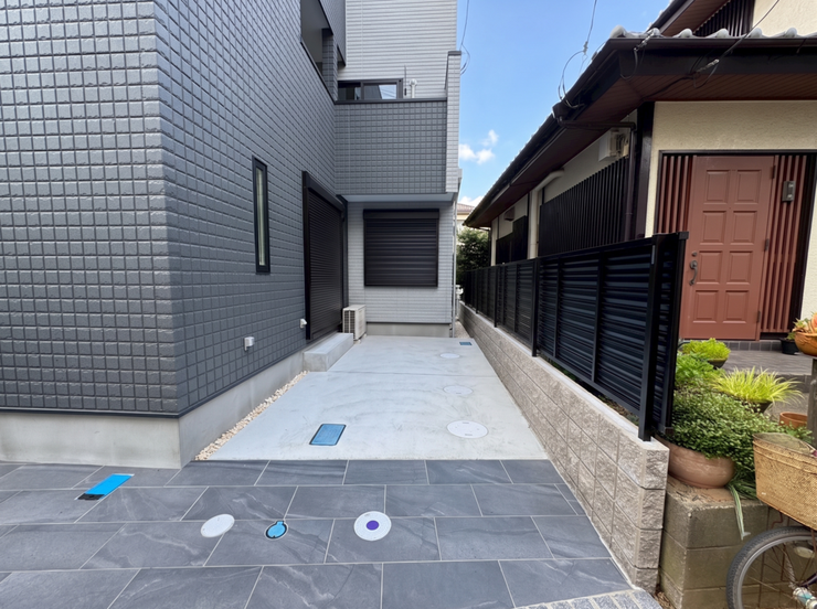 【Exterior】ゆとりのある駐車スペース付きで、車の出し入れもスムーズに行えます。