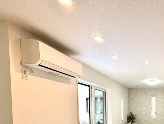 【Facilities】一年中快適に過ごせるエアコン付き!入居したその日から快適温度で新生活をスタートできます。