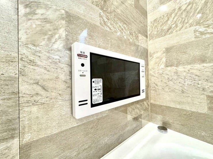 【Bathroom】ゆったりとしたバスタイムを楽しめるテレビ付き浴室。お気に入りの番組や映画を観ながら、贅沢なくつろぎの時間をお過ごしいただけます。