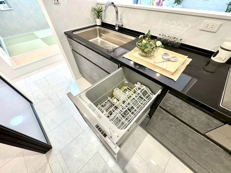 【kitchen】家事の時短に便利な食洗機付き。手洗い不要で毎日の負担を軽減します。