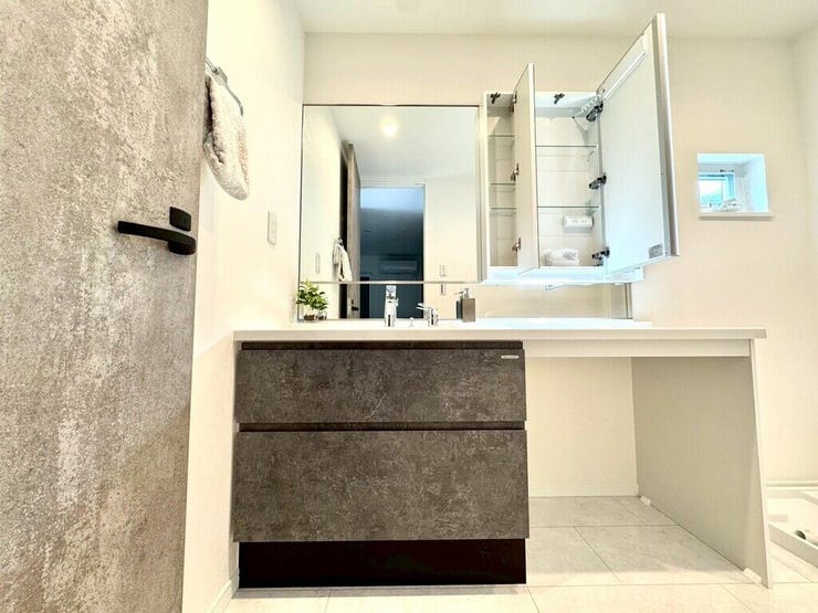 【Washroom】毎朝の準備がスムーズに。広めの洗面台と収納が使いやすい洗面所です。