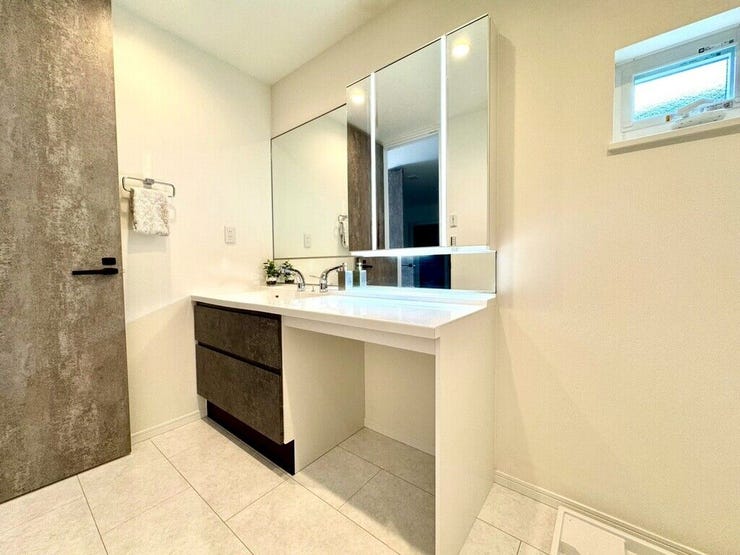 【Washroom】すっきりとしたデザインで、毎日の生活が快適に。収納も豊富な洗面所です。