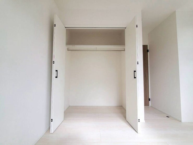 【Bedroom】クローゼット完備で収納力◎。家具の配置もしやすい機能的な洋室です。