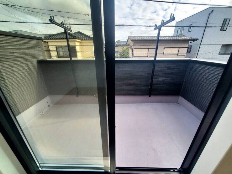 【Balcony】日当たりの良いバルコニーはお洗濯物がしっかり乾きやすく、毎日の家事にも重宝します。