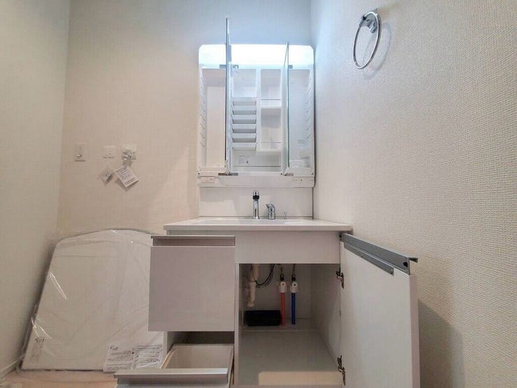 【Washroom】すっきりとしたデザインで、毎日の生活が快適に。収納も豊富な洗面所です。