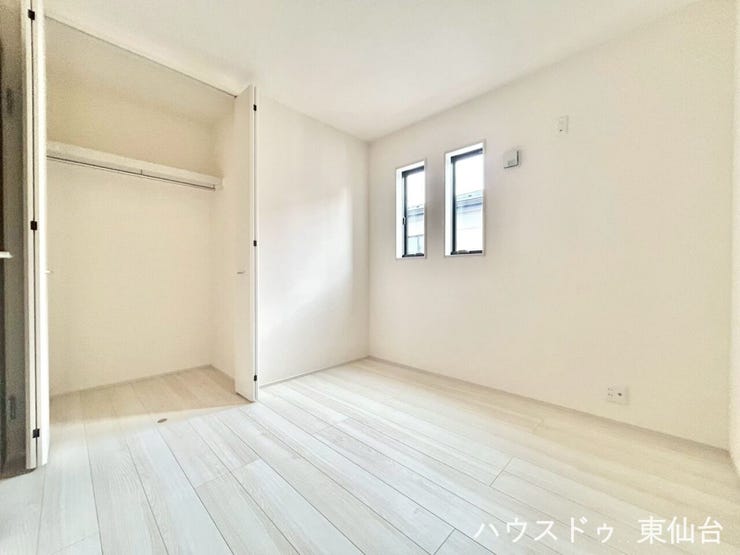 4.5帖の洋室です♪
衣類も小物もすっきり収まる、使い勝手の良い収納付き。