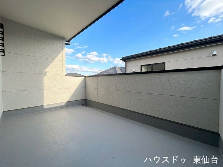 南向きのインナーバルコニーです◎
暖かい日差しが差し込みお部屋全体が明るくなります♪