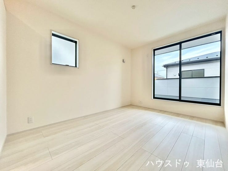 約6.2帖の洋室です♪
南向きで暖かい日差しが差し込みます!