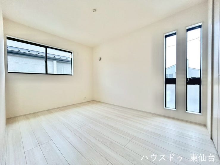 約6.5帖の洋室♪
窓もインテリアの一部のようなお部屋です♪