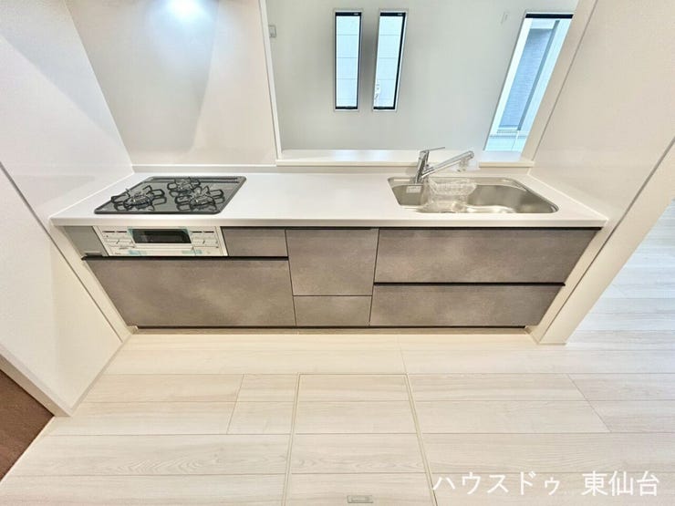 カウンター付きですっきりした印象のキッチン♪
キッチンからはリビング全体を見渡すことができ自然と家族との会話も増えますね◎
