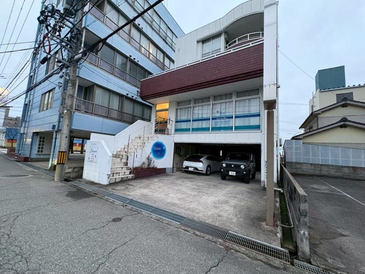 南西側から見た外観になります!
こちらは事務所・店舗スペースへの入り口です。
駐車場は6台駐車可能!