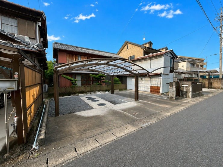 【外観】
□南向きにつき陽当たり良好♪
毎日のお洗濯が快適になりますね!
※AIにより車等を削除しています。