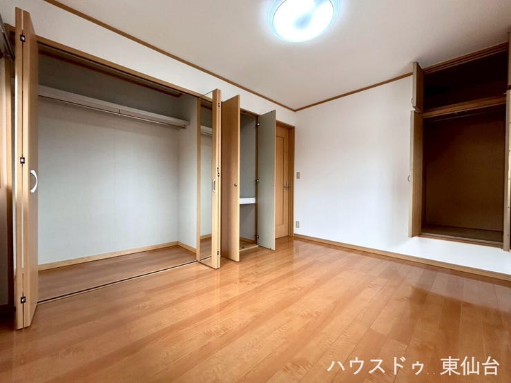 奥行きたっぷりのクローゼットで、季節物もラクラク整理。