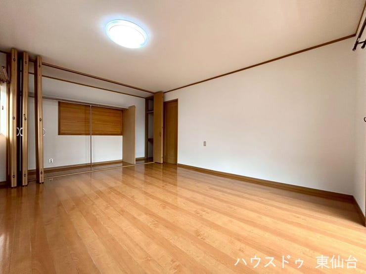 家族の衣類や日用品をまとめて収納。片付け上手になれる一部屋です
