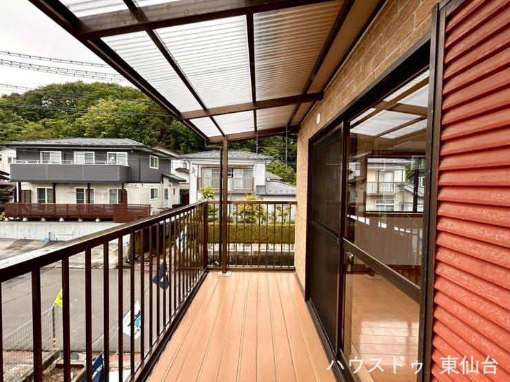 毎日の洗濯がしやすい、明るく使い勝手の良いバルコニーです。