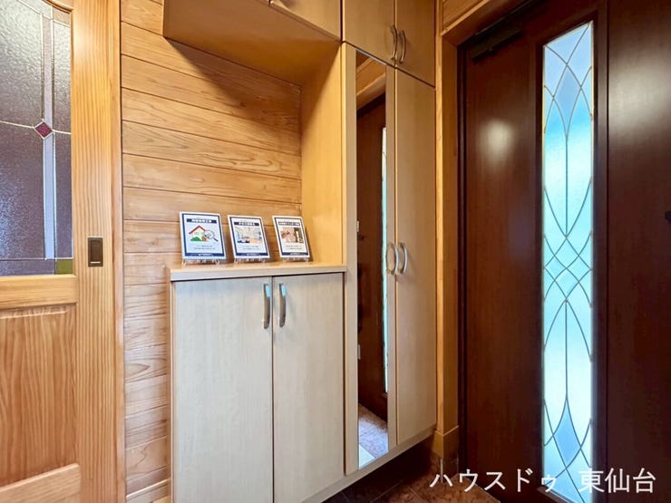 ついつい増えてしまうお気に入りの靴を大切に保管できるスペースが備え付けられております。玄関も広々お使いいただけますね