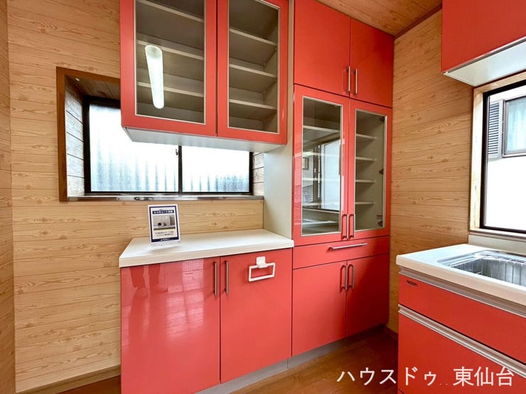 キッチン収納には欠かせないカップボード付きです