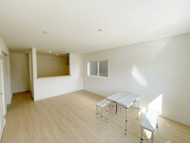 16帖のLDKは2面採光で一日中明るく、家事動線も整った心地よい空間。家族が自然と集まるリビングです。
