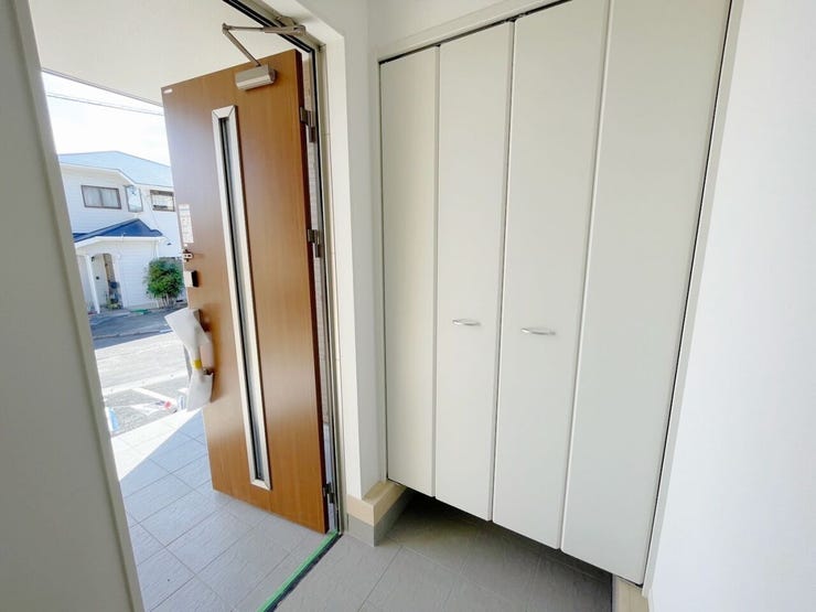 玄関収納があることで、散らかりやすい玄関まわりをいつでも整えやすく、気持ちよく迎え入れられる空間です。