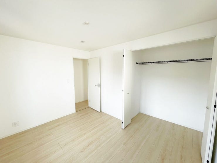 明るさが広がる洋室6帖は、クローゼット付きでお部屋がスッキリ整う心地よい一室です。
