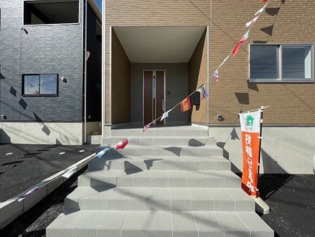 軒が玄関先をやさしく守り、雨の日もスムーズに出入りできる使い勝手の良い玄関。
