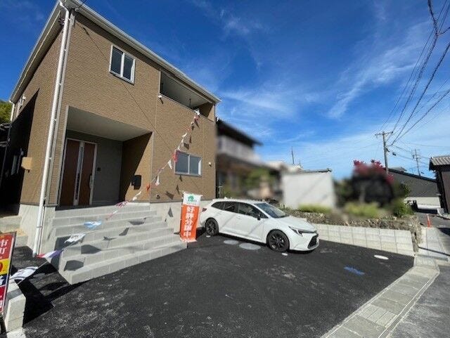 駐車2台可能で、ご家族や来客時にも安心です。
