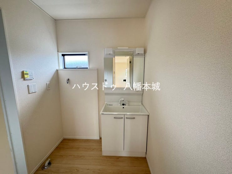 三面鏡付きの洗面台です。