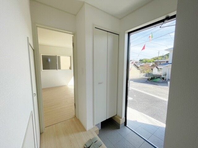 玄関収納があることで、散らかりやすい玄関まわりをいつでも整えやすく、気持ちよく迎え入れられる空間です。