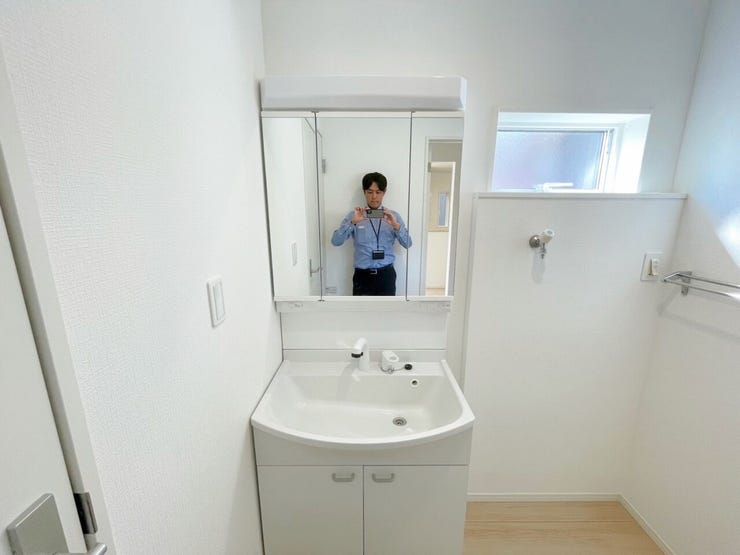 収納付きの洗面台で、日用品をすっきり整理できる心地よい洗面スペースです。