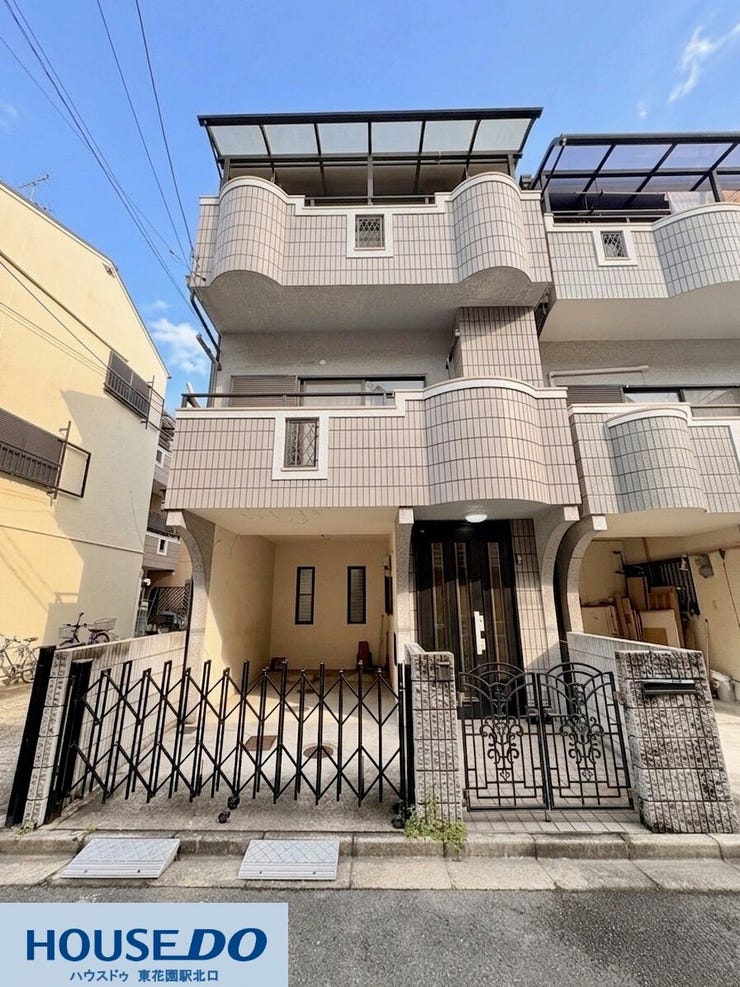 タイル貼りのスタイリッシュな3階建て。1階にはベビーカーや自転車もゆったり置ける屋根付きの駐車スペースを確保!雨の日でも濡れずに荷物の出し入れができる、実用性の高さが魅力の建物構造です☆