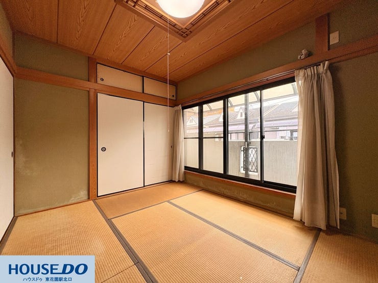 大きな窓から自然な光が差し込む、ゆったりとした広さの和室です♪畳の爽やかな香りに包まれながらゴロゴロと横になって寛いだり、来客時の寝室としてお布団を並べたりと、多用途に使えて重宝します☆