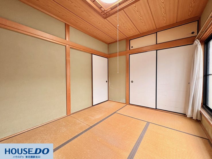 お布団や季節家電をすっきり収納できる昔ながらの押し入れ付きです!段差のない和室は小さなお子様の遊び場としても安心なほか、座卓を置いて趣味に没頭する空間としても穏やかな時間を過ごせて素敵ですね♪